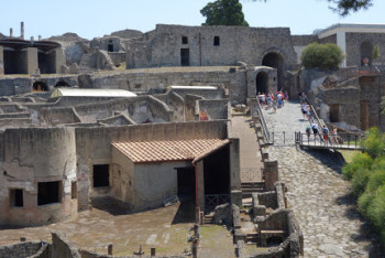 Фотография к новости: В Помпеях раскопали продуктовый киоск с сохранившейся едой