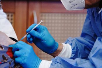 Фотография к новости: Восемь пожилых граждан Германии по ошибке получили пятикратную дозу вакцины от коронавируса