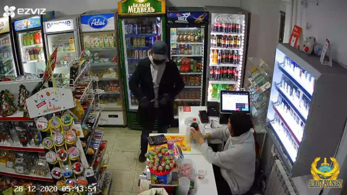 Иностранец с ножом совершил дерзкий налет на магазины в Алматы