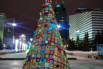 Фотография к новости: Вязаную елку установили в Нур-Султане