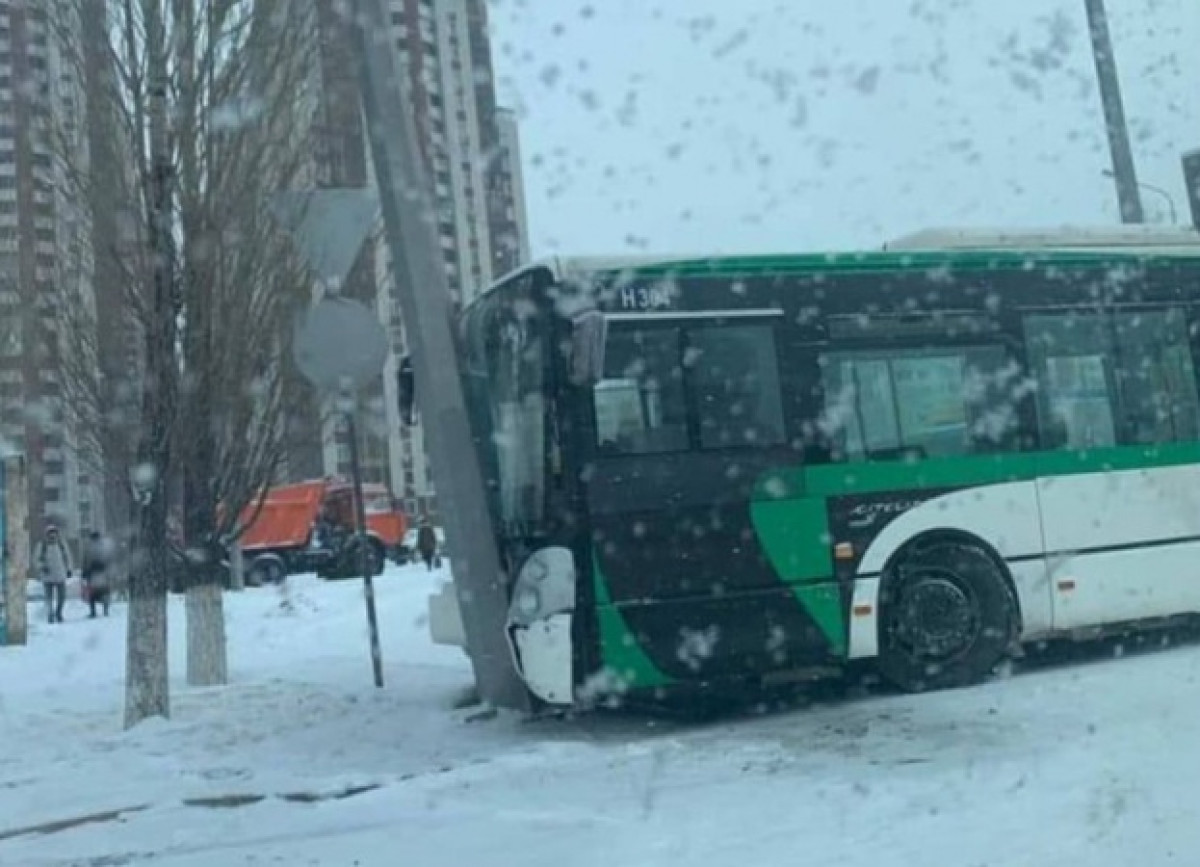 Автобус с пассажирами врезался в столб в Нур-Султане