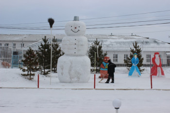 Фотография к новости: Пятиметрового снеговика слепили осужденные в Карагандинской области