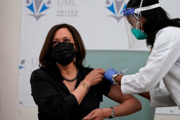 Фотография к новости: Камале Харрис ввели первую дозу вакцины от COVID-19 в прямом эфире