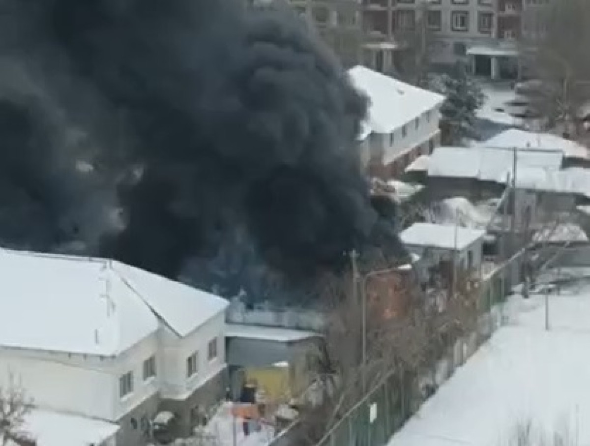 60 пожарных тушат гараж в Нур-Султане