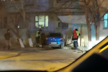 Фотография к новости: Автомобиль врезался в жилой дом в Актау