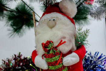 Фотография к новости: Таксисты стали Дедами Морозами для детей в Аксу