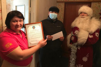 Фотография к новости: Выделенные на новогодние подарки деньги сельчане отдали заболевшей коллеге в Павлодарской области