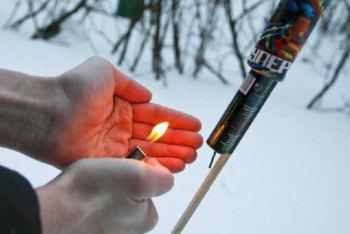 Фотография к новости: Как правильно зажигать гирлянды и запускать петарды