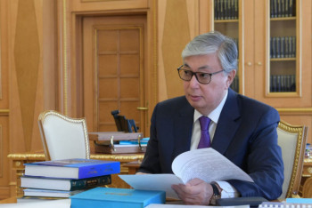 Фотография к новости: В красной куртке и без очков − Токаев показал нестандартные фото