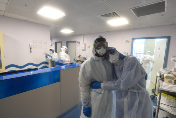 Фотография к новости: Врач сделал предложение коллеге в красной зоне ковидного госпиталя