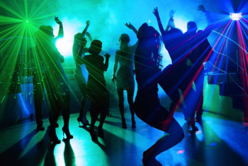 Фотография к новости: Алматинские рестораны нарушают карантин, перепрофилируясь в ночные клубы ⠀