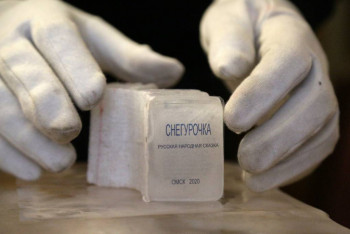 Фотография к новости: Микрокнигу из льда создал житель Омска