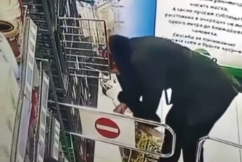 Фотография к новости: Кража из камеры хранения супермаркета попала на видео в Шымкенте