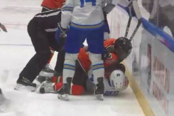 Фотография к новости: Капитана "Барыса" борцовским приемом повалили в матче КХЛ