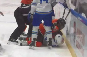 Фотография к новости: Капитана "Барыса" борцовским приемом повалили в матче КХЛ