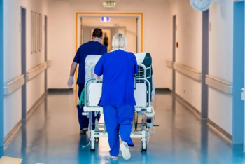 Фотография к новости: Врач попал в реанимацию после прививки Pfizer в Греции