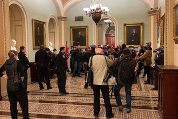 Фотография к новости: Протестующие в Вашингтоне сторонники Трампа ворвались в Капитолий