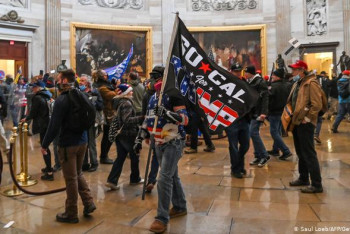 Фотография к новости: Получившая ранение во время штурма Капитолия женщина находится в критическом состоянии