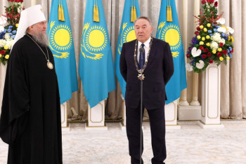 Фотография к новости: Назарбаеву вручена высшая награда Православной церкви Казахстана