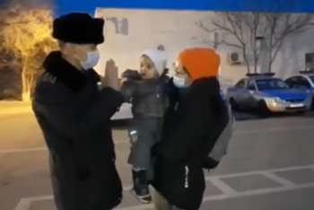 Фотография к новости: Катание с "мигалками" устроили двухлетнему малышу полицейские Актау