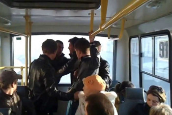 Фотография к новости: В Талдыкоргане пассажира автобуса избили за вытянутые в проход салона ноги