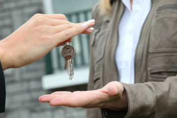 Фотография к новости: Павлодарка передала волонтерам квартиру в Экибастузе