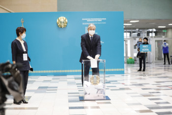 Фотография к новости: Президент Казахстана проголосовал на выборах депутатов Мажилиса и маслихатов