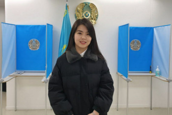 Фотография к новости: Первым проголосовавшим на выборах казахстанцем стала студентка в Южной Корее