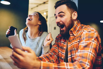 Фотография к новости: Девушка подарила парню лотерейный билет и потребовала часть выигрыша