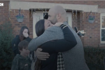 Фотография к новости: Робот-курьер принес предложение руки и сердца во время локдауна в Великобритании