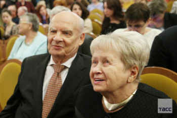 Фотография к новости: Пахмутову и Добронравова выписали из больницы после коронавируса