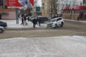 Фотография к новости: Внедорожник провалился под асфальт в Павлодаре