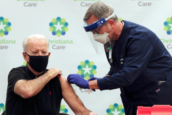 Фотография к новости: Джо Байдену поставили вторую дозу вакцины от ковида