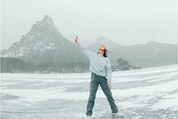 Красота дня: Элизабет Турсынбаева покаталась на замерзшем озере в Боровом под песню Димаша