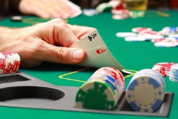 Фотография к новости: Владелица подпольного казино в Шымкенте смыла весь доход в унитаз