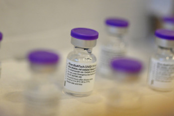 Фотография к новости: Аллергию и тахикардию вызвала вакцина Pfizer у пациентов во Франции