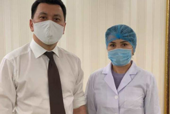 Фотография к новости: Ерлан Карин поставил вторую прививку QazCovid-In