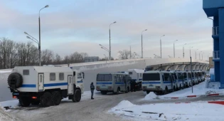 К прилету Навального в аэропорт &quot;Внуково&quot; стягивают автозаки и сотню полицейских