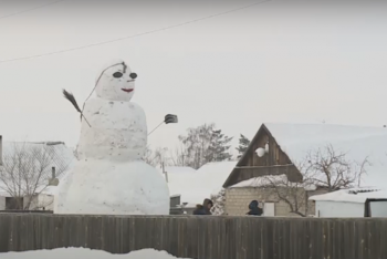 Фотография к новости: Гигантского снеговика лепят в одном из сел Павлодарской области