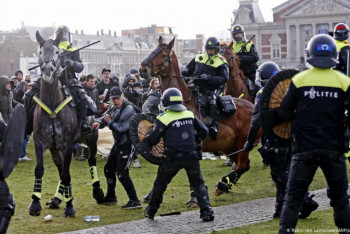 Фотография к новости: Антиправительственный протест жестко разогнали в Нидерландах