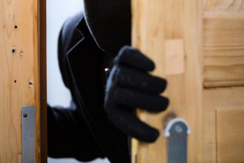 Фотография к новости: Человек в белом обокрал детский центр в Нур-Султане и увез добычу на такси