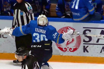 Фотография к новости: Вратарь "Номада" во время матча начал ломать клюшки, борты и стекла