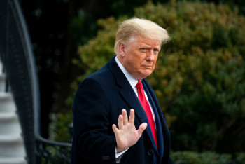 Фотография к новости: Трамп вместе с женой покинул Белый дом