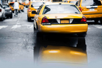 Фотография к новости: Таксист заставил пассажирку заплатить 17 тысяч рублей за поездку между зданиями аэропорта