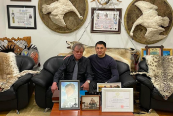 "Невооруженным глазом видно, что это снежный барс" - зоолог о фото из кабинета академика Закирьянова