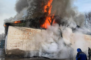 Фотография к новости: Крупный пожар на складе древесины потушили в Алматы