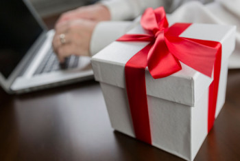 Фотография к новости: iPhone, пластмассовые цветы и шоколад – какие подарки сдали чиновники государству