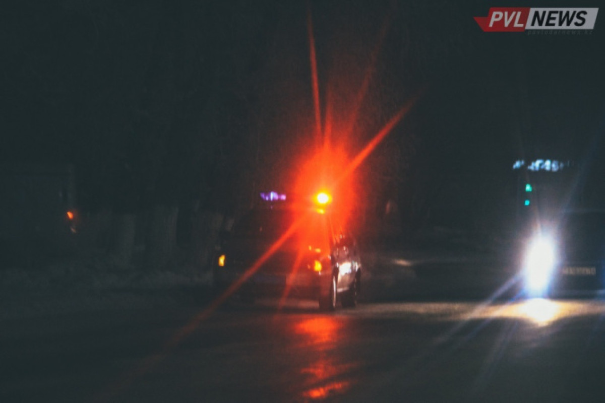 Машина провалилась в траншею теплотрассы в Экибастузе