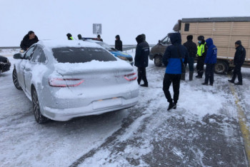 Фотография к новости: Четыре автомобиля столкнулись на заснеженной трассе в Туркестанской области ﻿