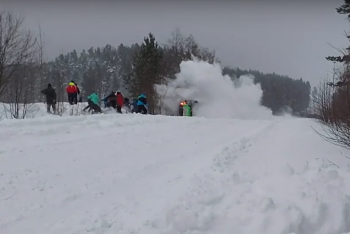 Фотография к новости: Машина протаранила толпу зрителей на ралли в Карелии